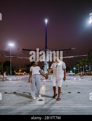 Pattaya Thailandia Gennaio 2020, fronte vuoto del centro commerciale Terminal 21 con coppia a piedi in aereo durante il tramonto Foto Stock