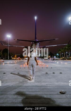 Pattaya Thailandia Gennaio 2020, fronte vuoto del centro commerciale Terminal 21 con coppia a piedi in aereo durante il tramonto Foto Stock