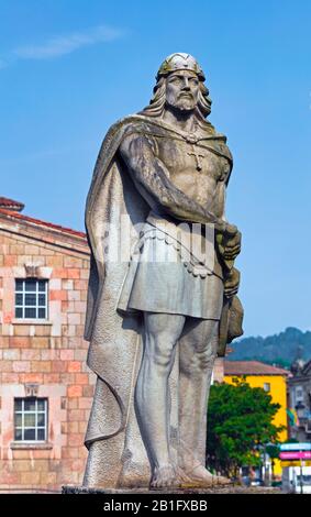 Statua di Pelagio delle Asturie, conosciuta in spagnolo come Pelayo, di fronte alla Iglesia de Nuestra Señora de la Asunción de Santa María o alla Chiesa Di Nostra Signora Foto Stock