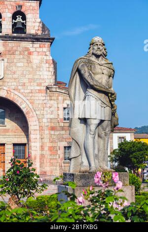 Statua di Pelagio delle Asturie, conosciuta in spagnolo come Pelayo, di fronte alla Iglesia de Nuestra Señora de la Asunción de Santa María o alla Chiesa Di Nostra Signora Foto Stock