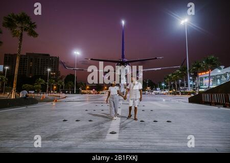 Pattaya Thailandia Gennaio 2020, fronte vuoto del centro commerciale Terminal 21 con coppia a piedi in aereo durante il tramonto Foto Stock