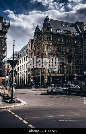 Berlino / Germania - 13 maggio 2019: Architettura classica del 18-19th secolo per le strade di Berlino, nuvoloso giorno estivo, sightseens Foto Stock