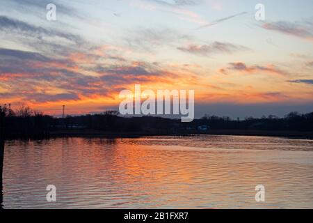 Cielo drammatico con nuvole sopra la baia durante il tramonto a Keyport, New Jersey -15 Foto Stock