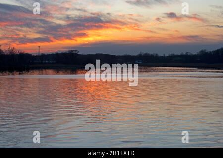 Cielo drammatico con nuvole sopra la baia durante il tramonto a Keyport, New Jersey -17 Foto Stock