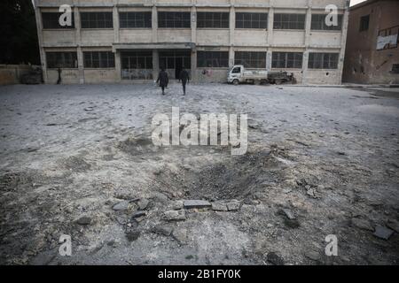 Maarrat Misrin, Siria. 25th Feb, 2020. Una vista di un buco dopo un attacco aereo, presumibilmente effettuato da forze siriane belvedere una scuola abitata da sfollati nella provincia di Idlib, tenuta dai ribelli. Credito: Anas Alkforhoutli/Dpa/Alamy Live News Foto Stock