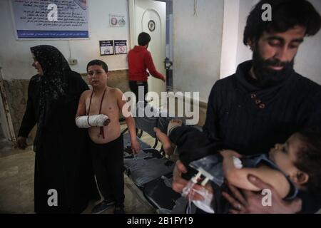 Maarrat Misrin, Siria. 25th Feb, 2020. I siriani arrivano a ricevere cure dopo che sono stati feriti durante un attacco aereo, presumibilmente effettuato dalle forze siriane belliche, hanno colpito una scuola abitata da sfollati nella provincia di Idlib, tenuta dai ribelli. Credito: Anas Alkforhoutli/Dpa/Alamy Live News Foto Stock