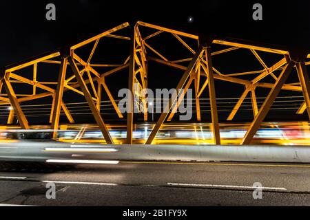 Il ponte della metropolitana di Seoul di notte, il movimento sfocato. Autostrada Seoul di notte, Corea del Sud Foto Stock