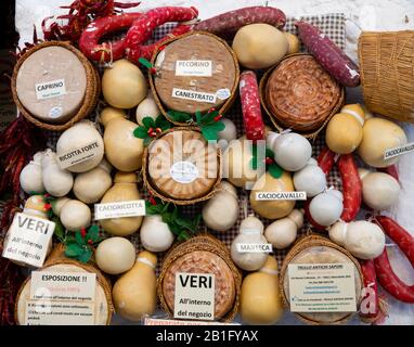 Una vasta selezione di formaggi e salumi in mostra all'esterno di un negozio di Alberobello, provincia di Bari, Puglia, Italia, Europa Foto Stock