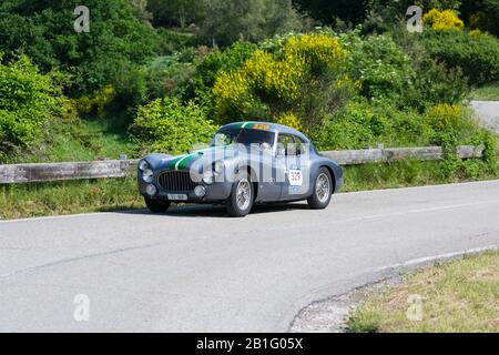 Pesaro COLLE SAN BARTOLO , ITALIA - 17 MAGGIO 2018 : FIAT 8V 1954 su una vecchia auto da corsa in rally Mille miglia 2018 la famosa corsa storica italiana (19 Foto Stock