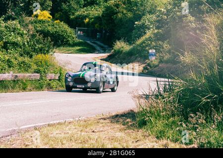 Pesaro COLLE SAN BARTOLO , ITALIA - 17 MAGGIO 2018 : FIAT 8V 1954 su una vecchia auto da corsa in rally Mille miglia 2018 la famosa corsa storica italiana (19 Foto Stock