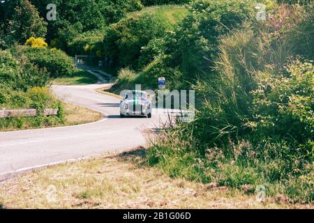 Pesaro COLLE SAN BARTOLO , ITALIA - 17 MAGGIO 2018 : FIAT 8V 1954 su una vecchia auto da corsa in rally Mille miglia 2018 la famosa corsa storica italiana (19 Foto Stock