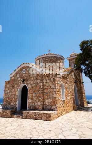 La chiesa collinare di Profitis Ilias, Profeta Elias, che domina Protarus e Paralimni, Cipro. Foto Stock