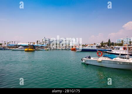 Limanaki Beach Hotel e Ayia Napa Harbor con barche. Cipro Foto Stock