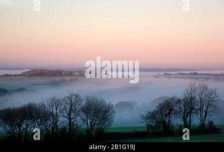 Mist magico sulla campagna rurale in una serata invernale Foto Stock