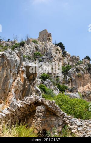 Rovine del castello di St Hilarion sulla catena montuosa di Kyrenia, nella parte settentrionale turca di Cipro. Foto Stock