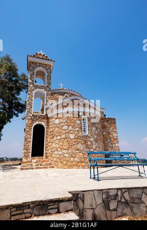 La chiesa collinare di Profitis Ilias, Profeta Elias, che domina Protarus e Paralimni, Cipro. Foto Stock