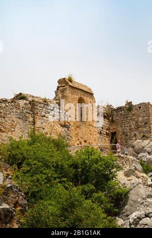 Rovine del castello di St Hilarion sulla catena montuosa di Kyrenia, nella parte settentrionale turca di Cipro. Foto Stock