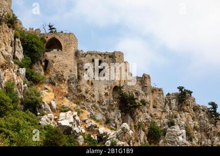 Rovine del castello di St Hilarion sulla catena montuosa di Kyrenia, nella parte settentrionale turca di Cipro. Foto Stock