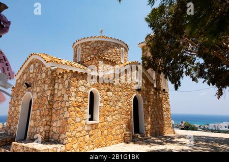 La chiesa collinare di Profitis Ilias, Profeta Elias, che domina Protarus e Paralimni, Cipro. Foto Stock