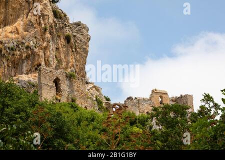 Rovine del castello di St Hilarion sulla catena montuosa di Kyrenia, nella parte settentrionale turca di Cipro. Foto Stock