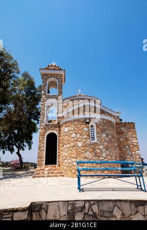 La chiesa collinare di Profitis Ilias, Profeta Elias, che domina Protarus e Paralimni, Cipro. Foto Stock