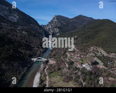 Ioannina Grecia NUOVO ponte di pietra riedificato di Plaka nel fiume arachthos tzoumerka, collega ioannina e Arta City, la vecchia era crollata nel 2015 Foto Stock