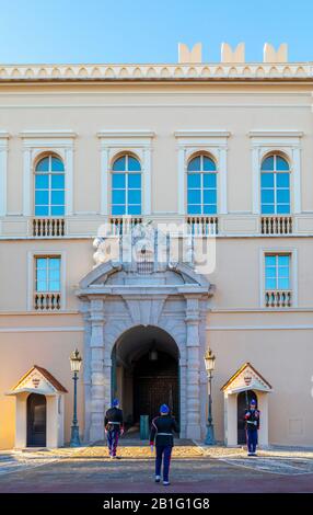 Il Cambio della Guardia del Palazzo, il Palazzo del Principe di Monaco, Monte Carlo, Monaco Foto Stock