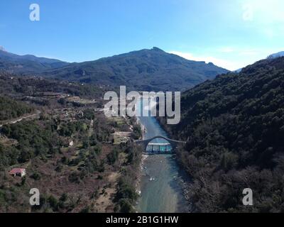 Ioannina Grecia NUOVO ponte di pietra riedificato di Plaka nel fiume arachthos tzoumerka, collega ioannina e Arta City, la vecchia era crollata nel 2015 Foto Stock