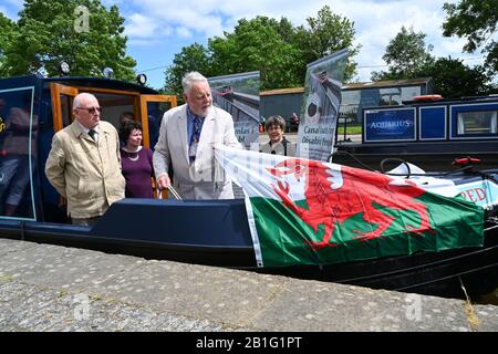 Terry Waite CBE svela una nuova imbarcazione di beneficenza narrowboat, Lady Winifred, presso il bacino di Trevor, vicino a Wrexham, in Galles. Foto Stock