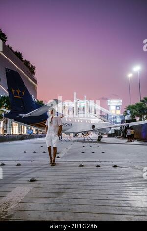 Pattaya Thailandia Gennaio 2020, fronte vuoto del centro commerciale Terminal 21 con coppia a piedi in aereo durante il tramonto Foto Stock