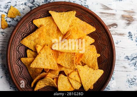 Tortilla chip in ceramica piastra vista dall'alto, primo piano Foto Stock
