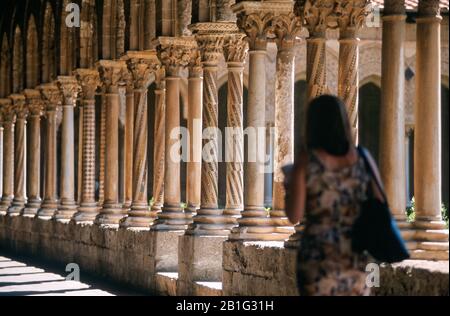 Una donna cammina attraverso il chiostro della Cattedrale di Monreale Foto Stock