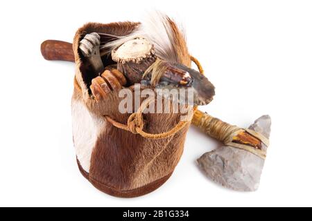 Borsa in pietra con Cavemen Ax e attrezzi su sfondo bianco Foto Stock