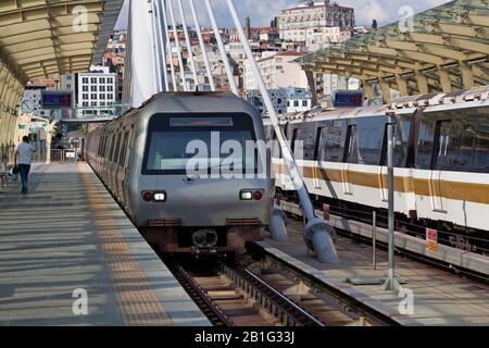 Istanbul, Turchia - 10 maggio 2019: Treno alla stazione Haliç della linea M2 della metropolitana di Istanbul. La stazione si trova sul Golden Horn Metro Bridge. Foto Stock