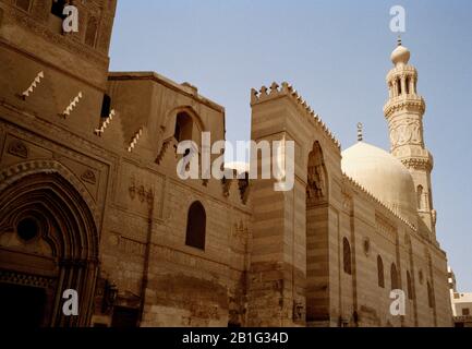 Moschea Del Complesso di Maluk Madrasa del Sultano Barquq a Bein al-Qasreen nel Cairo islamico Fatimid in Egitto nel Nord Africa Foto Stock