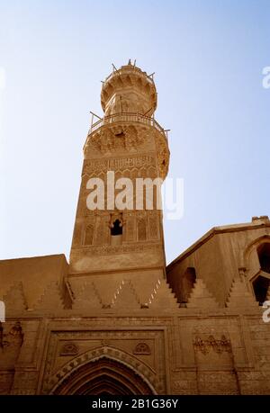 Mammluk Complesso Minareto di Moschea Madrasa e Mausoleo del Sultano al Nasr Muhammed a Bein al Qasreen nel Cairo islamico Fatimid in Egitto nel Nord Africa Foto Stock