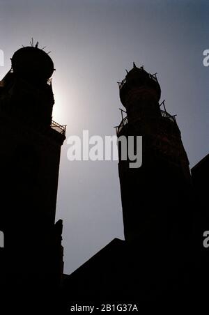 Mammluk Complesso Minareto di Moschea Madrasa e Mausoleo del Sultano al Nasr Muhammed a Bein al Qasreen nel Cairo islamico Fatimid in Egitto nel Nord Africa Foto Stock