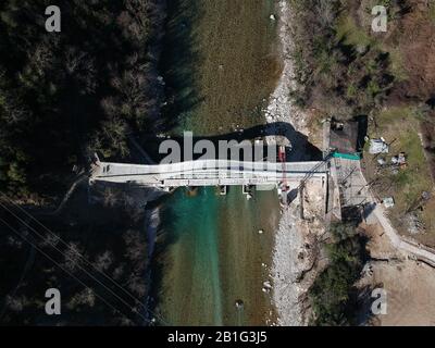 Ioannina Grecia NUOVO ponte di pietra riedificato di Plaka nel fiume arachthos tzoumerka, collega ioannina e Arta City, la vecchia era crollata nel 2015 Foto Stock