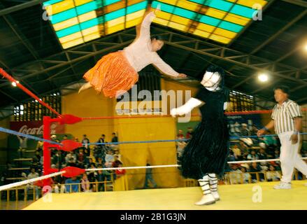 In uno degli esercizi più spettacolari, il salto dalla terza corda, uno dei combattenti di Cholita si getta contro il suo avversario Foto Stock