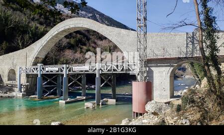 Ioannina Grecia NUOVO ponte di pietra riedificato di Plaka nel fiume arachthos tzoumerka, collega ioannina e Arta City, la vecchia era crollata nel 2015 Foto Stock