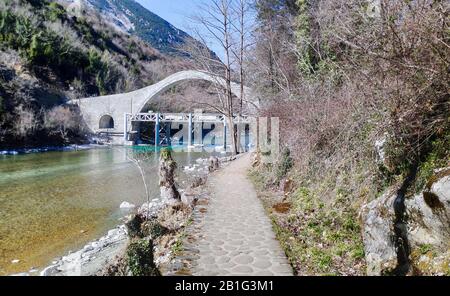 Ioannina Grecia NUOVO ponte di pietra riedificato di Plaka nel fiume arachthos tzoumerka, collega ioannina e Arta City, la vecchia era crollata nel 2015 Foto Stock