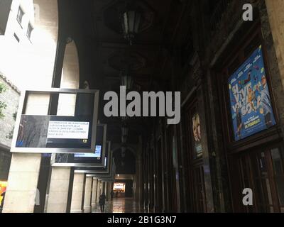 Milano, Italia Coronavirus effetti della situazione vista in alcuni luoghi della città di Milano nella foto: Cinema Odeon chiuso al pubblico Foto Stock