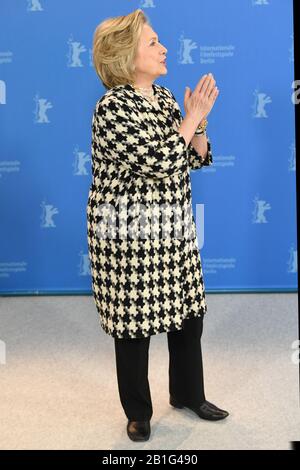 Hillary Rodham Clinton frequenta la fotocellula di Hillary durante il 70th Berlin Film Festival a Berlino, in Germania. 25th Febbraio 2020 © Paul Treadway Foto Stock