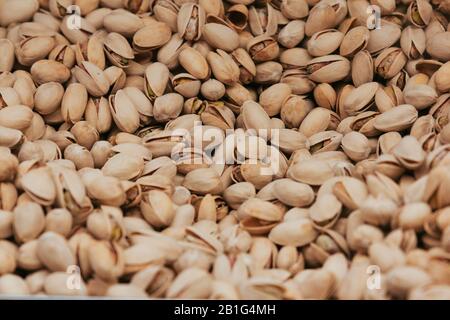 Stock foto di un colpo vicino di una pila di pistacchi deliziosi in un mercato stand creare una texture Foto Stock