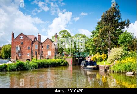 Widebeam chiatta entrando Cropthorne Mill Lock sul fiume Avon vicino a Pershore Foto Stock