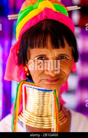 Un Ritratto Di Una Donna Del Gruppo Di Minoranza Kayan (Collo Lungo), Pan Pet Village, Loikaw, Kayah State, Myanmar. Foto Stock