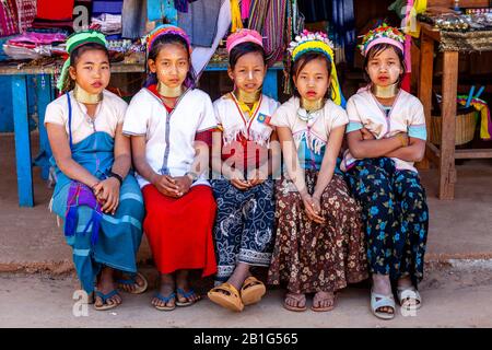 Un Gruppo Di Bambini Del Gruppo Di Minoranza Kayan (Collo Lungo), Pan Pet Village, Loikaw, Kayah State, Myanmar. Foto Stock