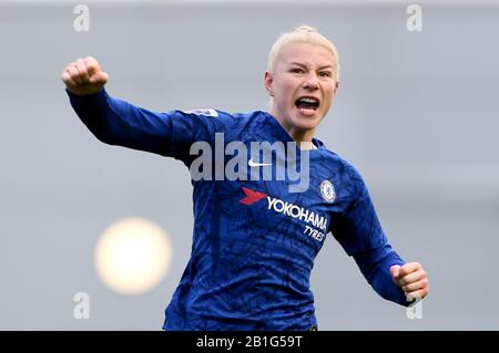 Il Chelsea's Bethany England celebra il suo terzo obiettivo del gioco durante la partita della SuperLeague femminile all'Academy Stadium di Manchester. Foto Stock