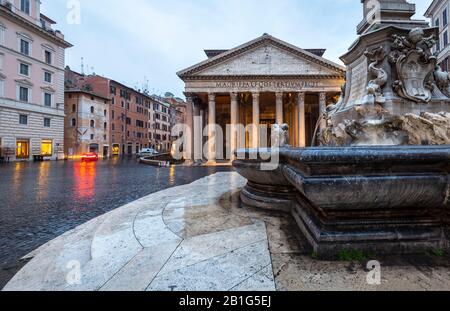 La Fontana del Pantheon e il Pantheon. Roma, Roma, Lazio, Europa, Italia. Foto Stock