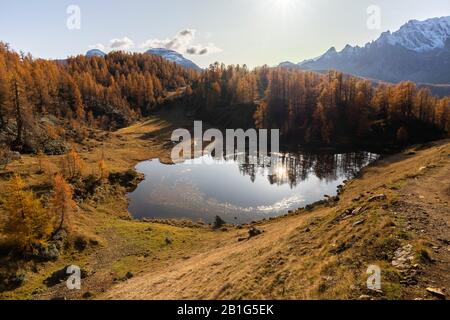 Tramonto autunnale di fronte al lago superiore del Sangiatto. Alpe Devero, Valle Antigorio, Piemonte, Italia. Foto Stock